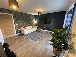 3 Double Bed Luxurious House Near Heathrow Airport