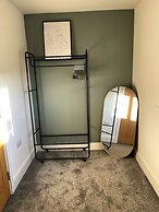 3 Double Bed Luxurious House Near Heathrow Airport