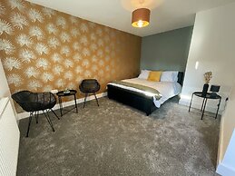 3 Double Bed Luxurious House Near Heathrow Airport