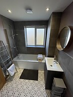 3 Double Bed Luxurious House Near Heathrow Airport