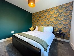 3 Double Bed Luxurious House Near Heathrow Airport