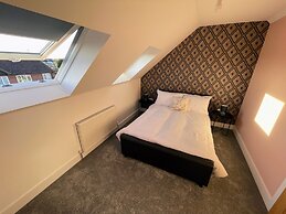 3 Double Bed Luxurious House Near Heathrow Airport