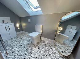 3 Double Bed Luxurious House Near Heathrow Airport