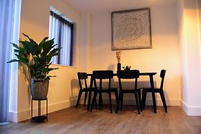 3 Double Bed Luxurious House Near Heathrow Airport