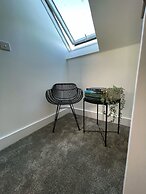 3 Double Bed Luxurious House Near Heathrow Airport