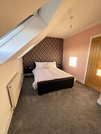 3 Double Bed Luxurious House Near Heathrow Airport