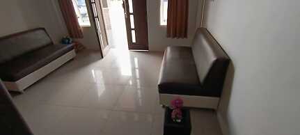 OYO 92243 Fanilly Guest House MarabahanNearJembatan Rumpiang