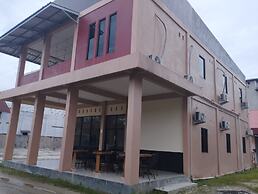 OYO 92243 Fanilly Guest House MarabahanNearJembatan Rumpiang