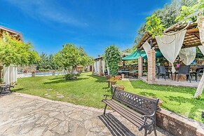 Local Stone Cottage With Shared Pool