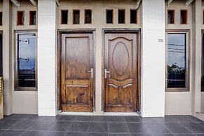 OYO Flagship 90890 Bratang Gede Residence