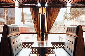 Yushili Hotel & Restaurant