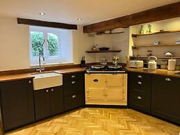 Stunning 4-bed Grade II House in the Lake District