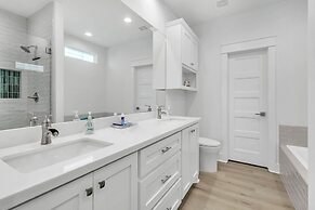 Just Beachy 3 Bedroom Home by RedAwning