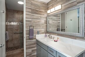 Refined Oceanfront Vistas