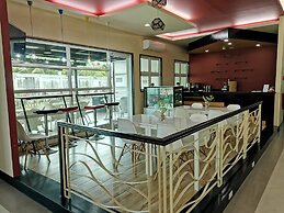 La Piazza Hotel and Convention Center