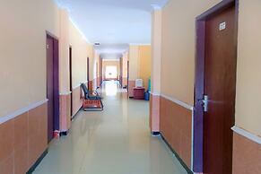 OYO 91876 Hotel Putri Gading 2