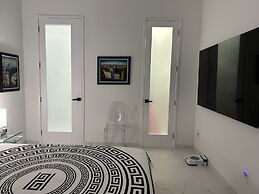 Men Only Clothing Optional Guesthouse near Wilton Manors