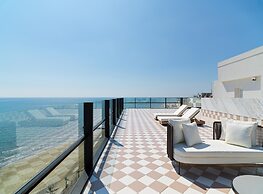 LIV Mackenzie Beach Suites