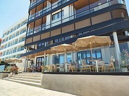 LIV Mackenzie Beach Suites