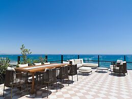 LIV Mackenzie Beach Suites