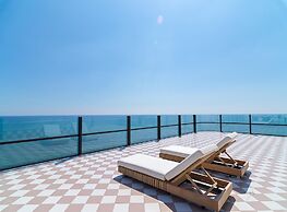 LIV Mackenzie Beach Suites