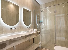 LIV Mackenzie Beach Suites