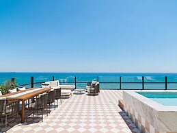 LIV Mackenzie Beach Suites