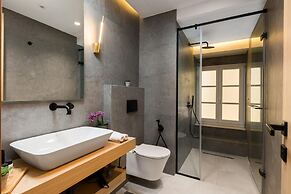 Deluxe Suite Side Sea View