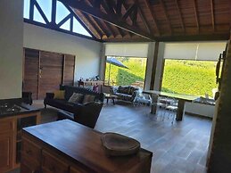 linda casa de campo nova em condominio