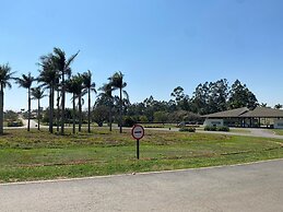 linda casa de campo nova em condominio