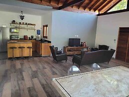 linda casa de campo nova em condominio