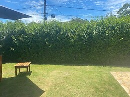 linda casa de campo nova em condominio