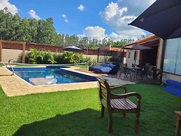 linda casa de campo nova em condominio