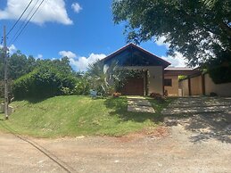 linda casa de campo nova em condominio