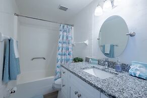 Sleeps 6 Hot Tub Fenced Yard Cozy Chic