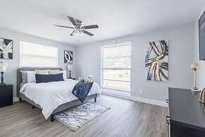 Sleeps 6 Hot Tub Fenced Yard Cozy Chic