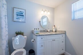 Sleeps 6 Hot Tub Fenced Yard Cozy Chic