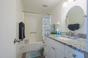 Sleeps 6 Hot Tub Fenced Yard Cozy Chic