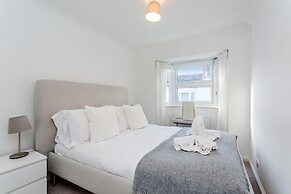 Modern Mews House with Free Parking | By Huluki Sussex Stays