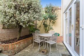 Modern Mews House with Free Parking | By Huluki Sussex Stays