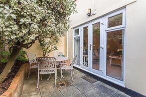 Modern Mews House with Free Parking | By Huluki Sussex Stays