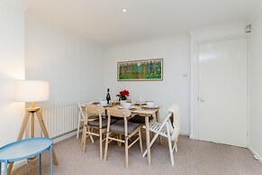 Modern Mews House with Free Parking | By Huluki Sussex Stays