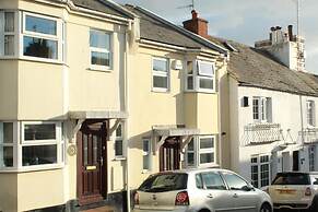 Modern Mews House with Free Parking | By Huluki Sussex Stays