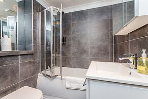 Modern Mews House with Free Parking | By Huluki Sussex Stays