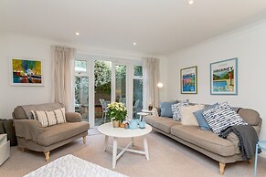 Modern Mews House with Free Parking | By Huluki Sussex Stays