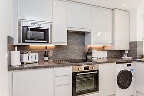 Modern Mews House with Free Parking | By Huluki Sussex Stays