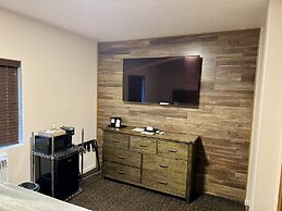 Grizzly Lodge Motel