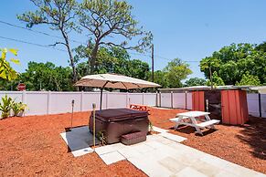 Sleeps 4 Hot Tub Fenced INN