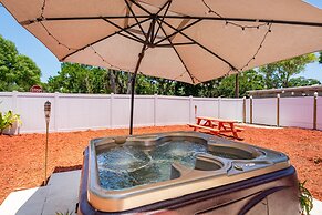 Sleeps 4 Hot Tub Fenced INN
