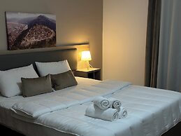 Te Gjyshi (at Grandfather)